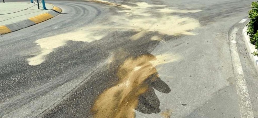 Un mezzo agricolo perde olio intervengono i vigili del fuoco